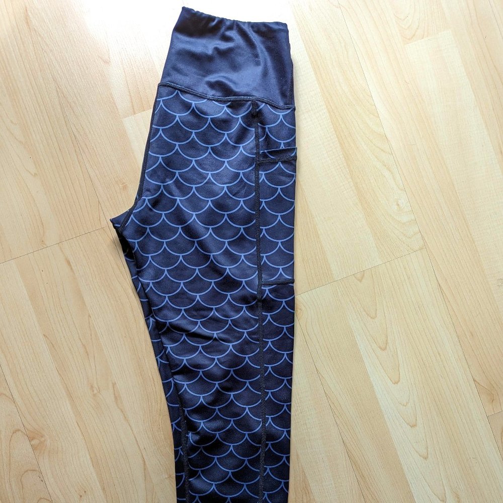 CVG Constantly Varied Gear Dragon Scales Capri Leggings Size: XS